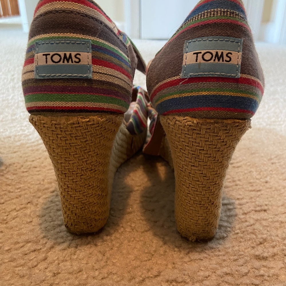 TOMS wedges